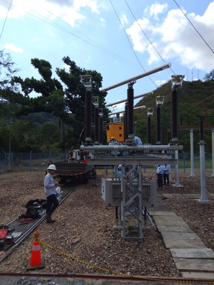 Hardware and assembly of the 115 kV bus disconnector
