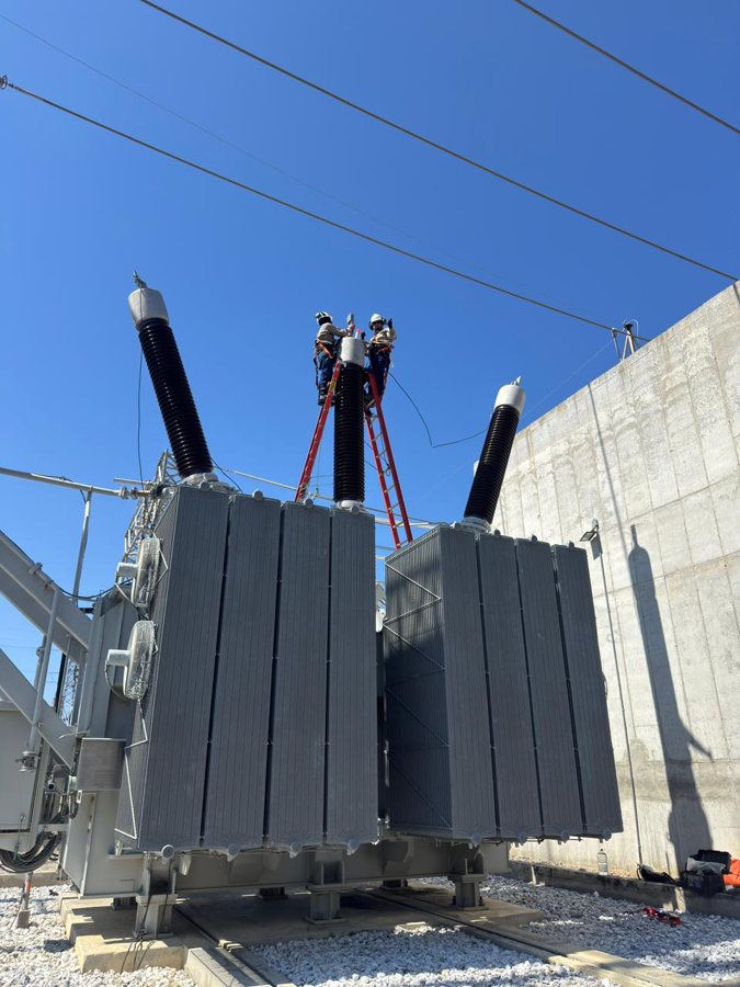 Work on the bushings of the 230 kV power transformer