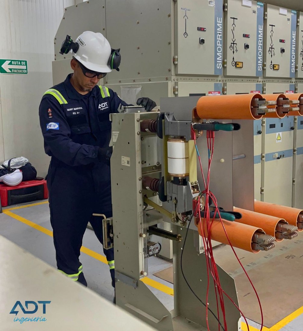 Testing of SIMOPRIME medium-voltage switchgear by an ADT technician