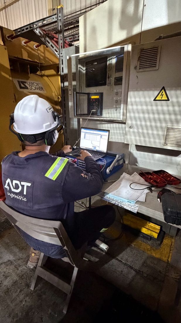 Ingeniero ADT configurando relé de protección con CMC 356